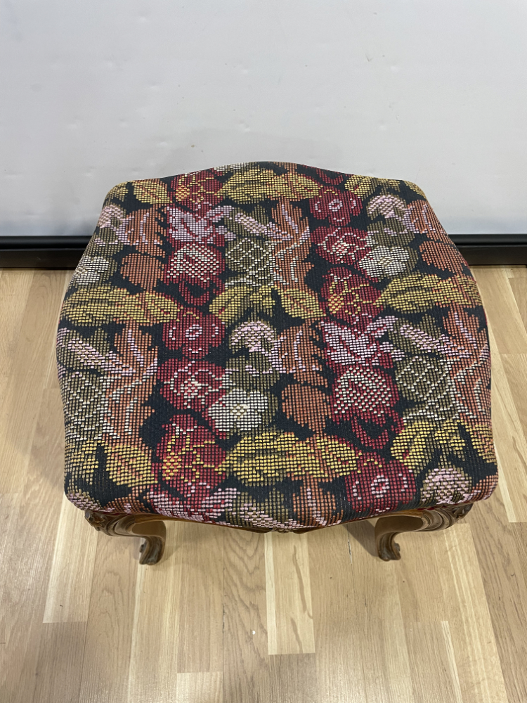 Antiker Hocker im Stil Louis XV mit floraler Stickerei, frühes 20. Jahrhundert – Bild 9