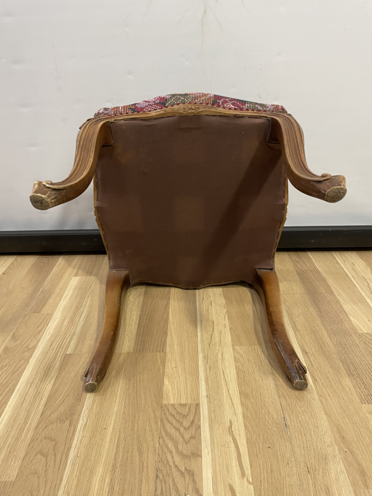 Antiker Hocker im Stil Louis XV mit floraler Stickerei, frühes 20. Jahrhundert – Bild 8