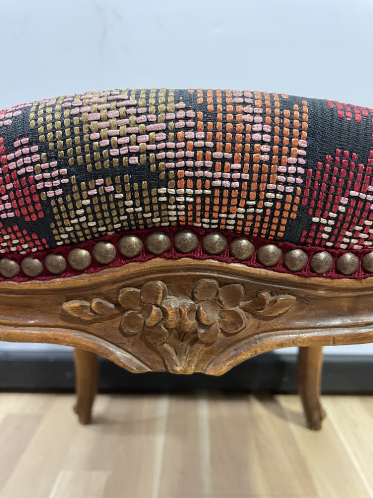 Antiker Hocker im Stil Louis XV mit floraler Stickerei, frühes 20. Jahrhundert – Bild 6