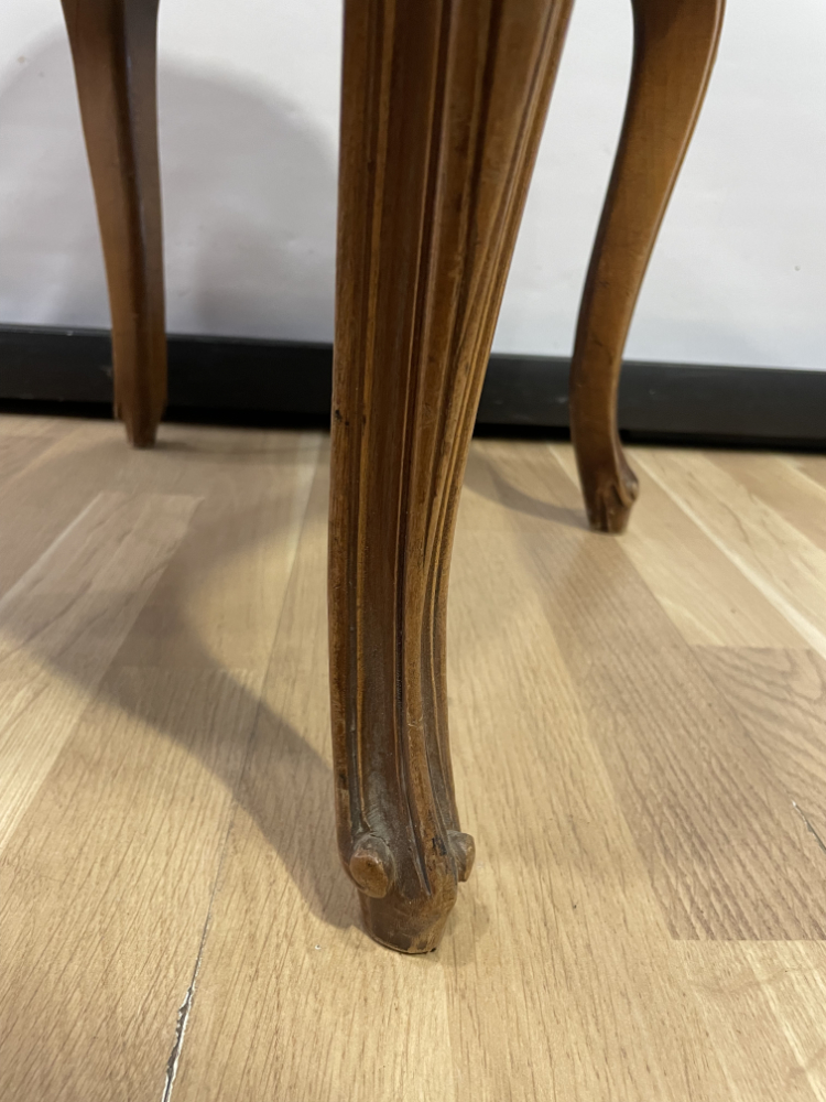 Antiker Hocker im Stil Louis XV mit floraler Stickerei, frühes 20. Jahrhundert – Bild 5
