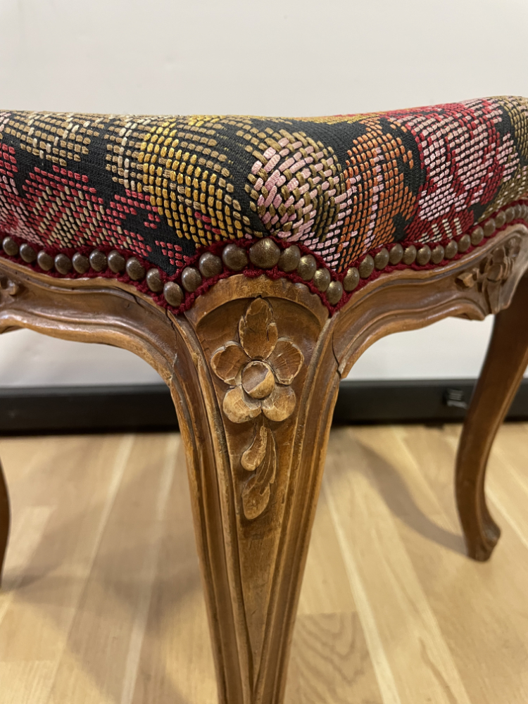 Antiker Hocker im Stil Louis XV mit floraler Stickerei, frühes 20. Jahrhundert – Bild 3