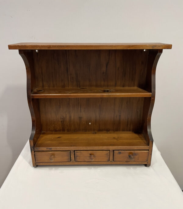 Vintage Landhaus Wandregal aus Massivholz mit Schubladen ca. 1970er Jahre