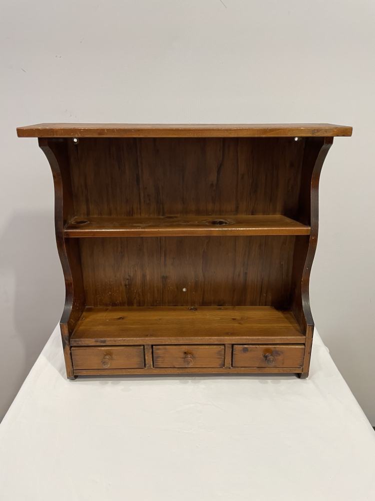 Vintage Landhaus Wandregal aus Massivholz mit Schubladen ca. 1970er Jahre