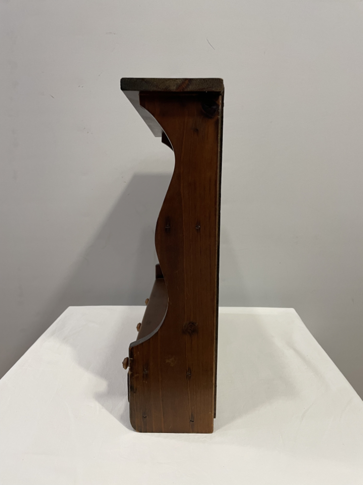 Vintage Landhaus Wandregal aus Massivholz mit Schubladen ca. 1970er Jahre – Bild 10