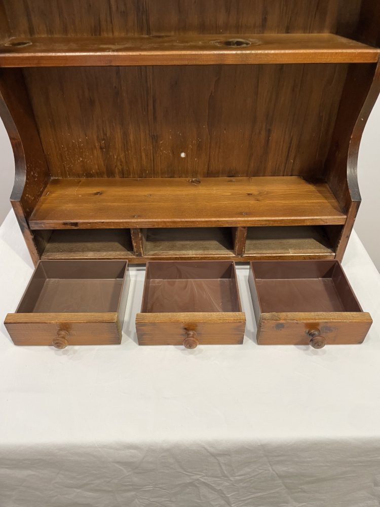 Vintage Landhaus Wandregal aus Massivholz mit Schubladen ca. 1970er Jahre – Bild 8