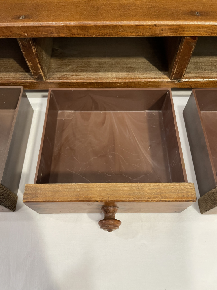 Vintage Landhaus Wandregal aus Massivholz mit Schubladen ca. 1970er Jahre – Bild 7