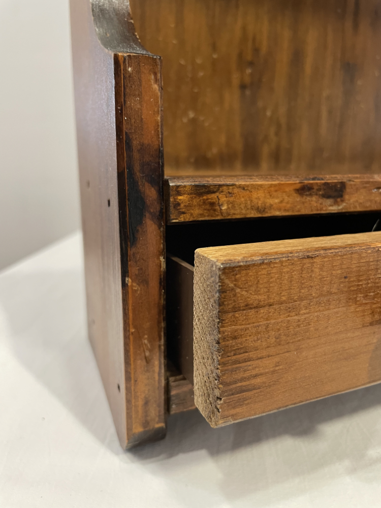 Vintage Landhaus Wandregal aus Massivholz mit Schubladen ca. 1970er Jahre – Bild 6