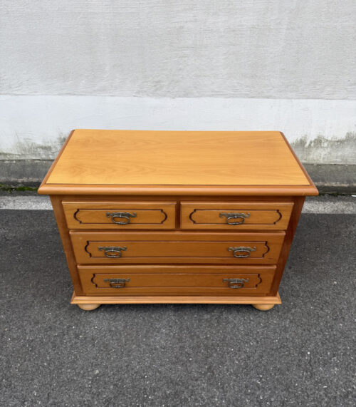 Honigfarbene Kommode aus Buche im zeitlosen Stil