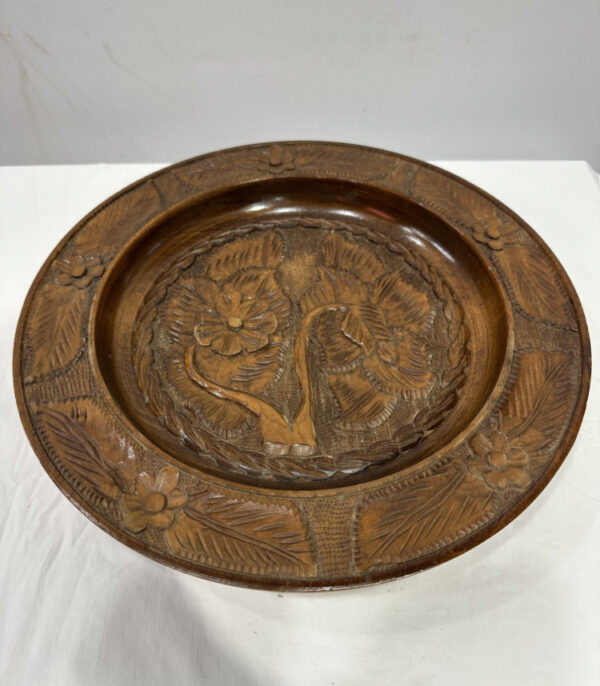 Vintage handgeschnitzter Holzteller mit Blumenrelief und Wandaufhängung, ca. 1950er Jahre