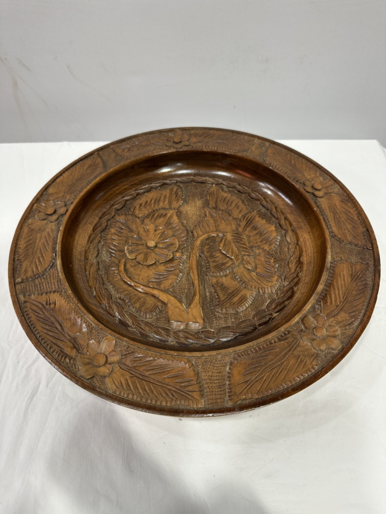 Vintage handgeschnitzter Holzteller mit Blumenrelief und Wandaufhängung, ca. 1950er Jahre
