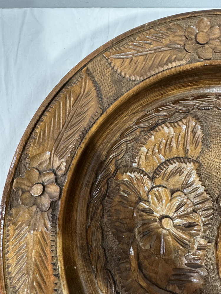 Vintage handgeschnitzter Holzteller mit Blumenrelief und Wandaufhängung, ca. 1950er Jahre – Bild 3