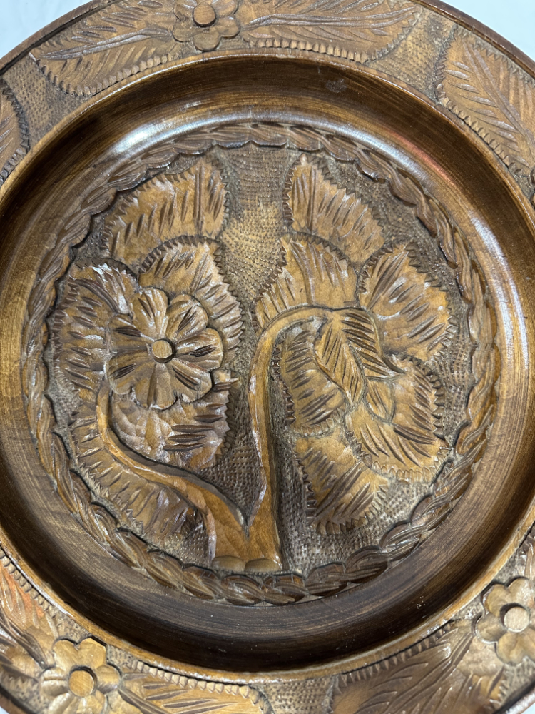 Vintage handgeschnitzter Holzteller mit Blumenrelief und Wandaufhängung, ca. 1950er Jahre – Bild 2