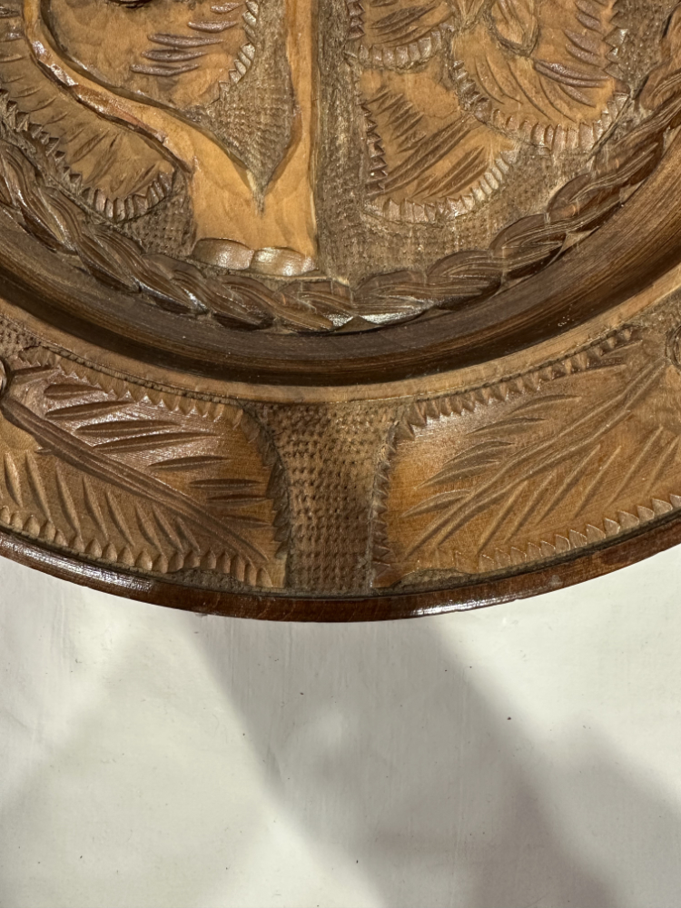 Vintage handgeschnitzter Holzteller mit Blumenrelief und Wandaufhängung, ca. 1950er Jahre – Bild 4