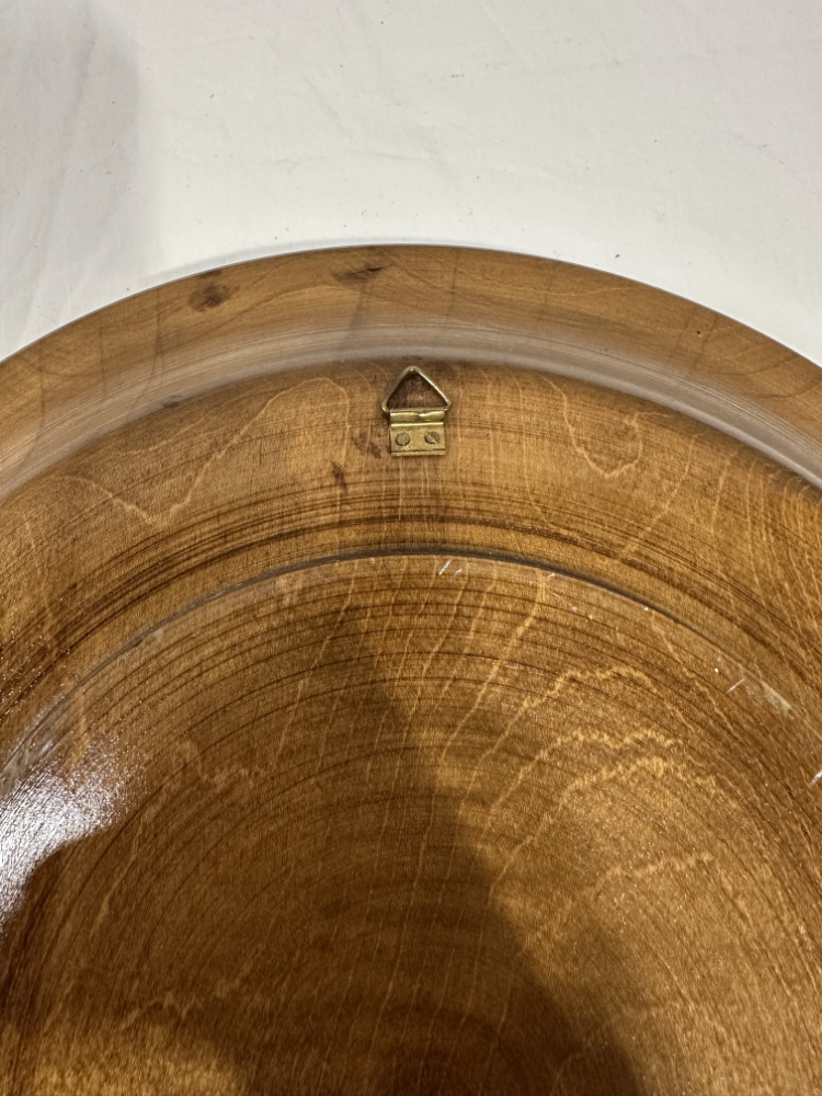 Vintage handgeschnitzter Holzteller mit Blumenrelief und Wandaufhängung, ca. 1950er Jahre – Bild 6