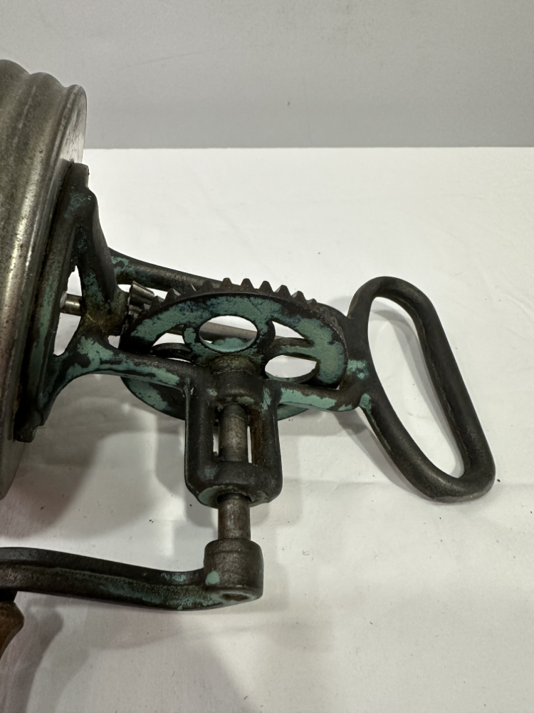 Antike Hand-Buttermaschine aus Gusseisen mit Holzkurbel, ohne Behälter, ca. frühes 20. Jahrhundert – Bild 3