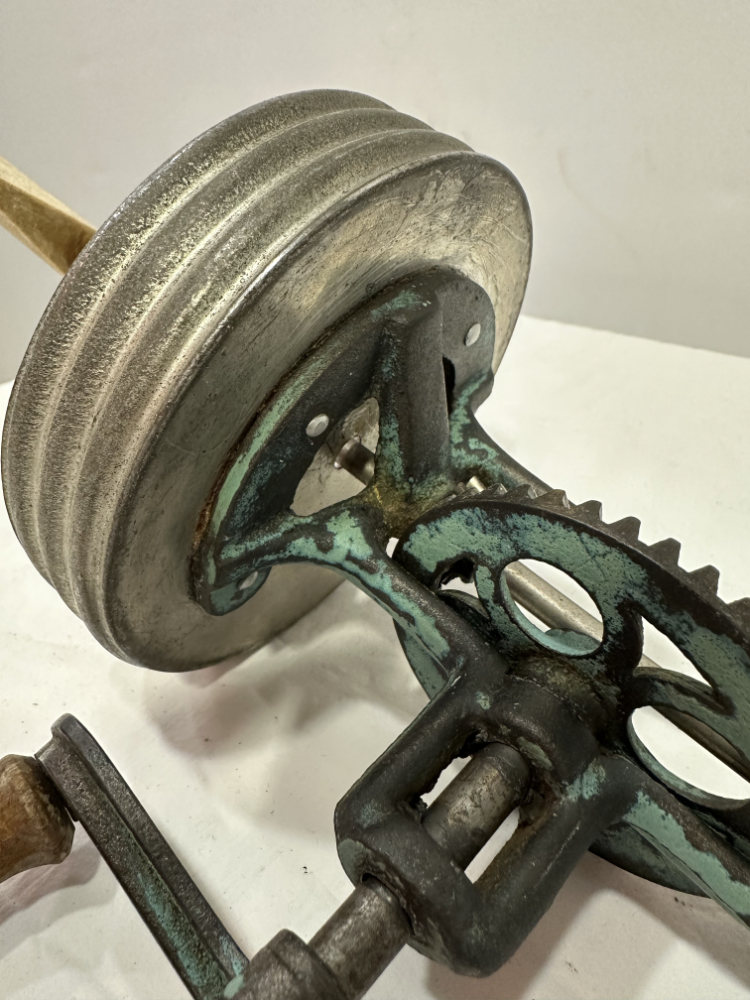 Antike Hand-Buttermaschine aus Gusseisen mit Holzkurbel, ohne Behälter, ca. frühes 20. Jahrhundert – Bild 4