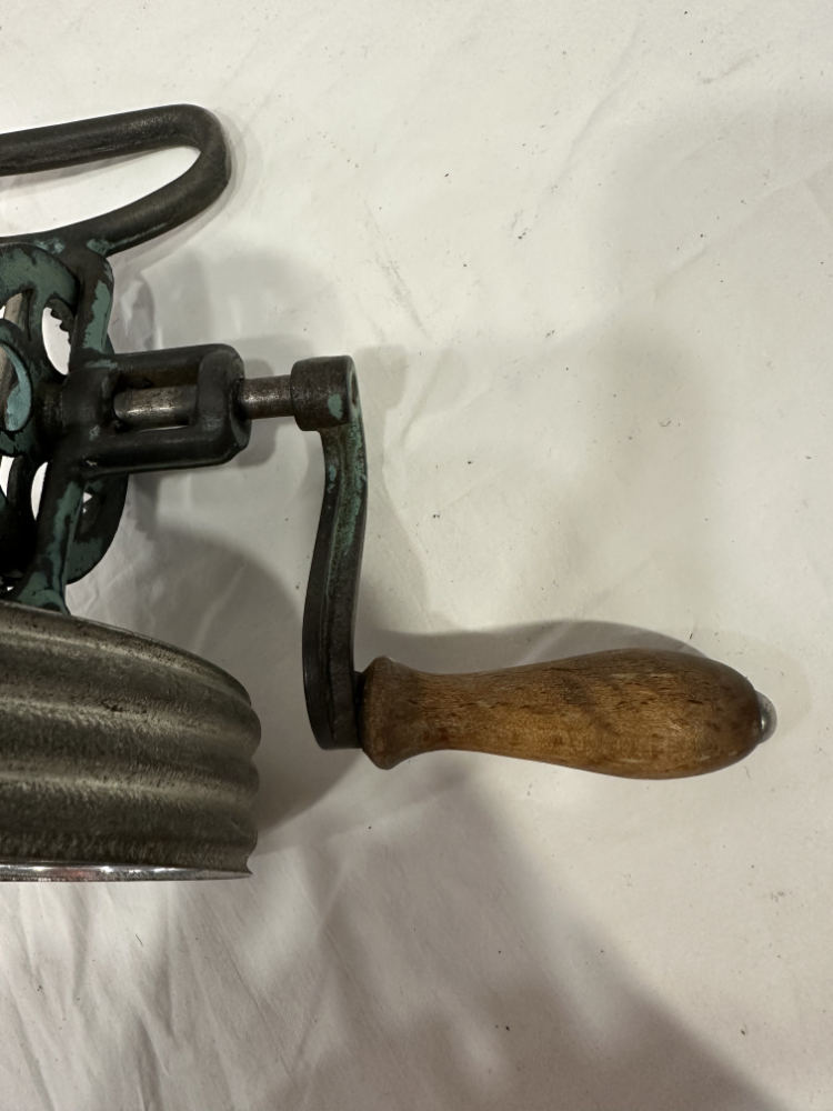 Antike Hand-Buttermaschine aus Gusseisen mit Holzkurbel, ohne Behälter, ca. frühes 20. Jahrhundert – Bild 5