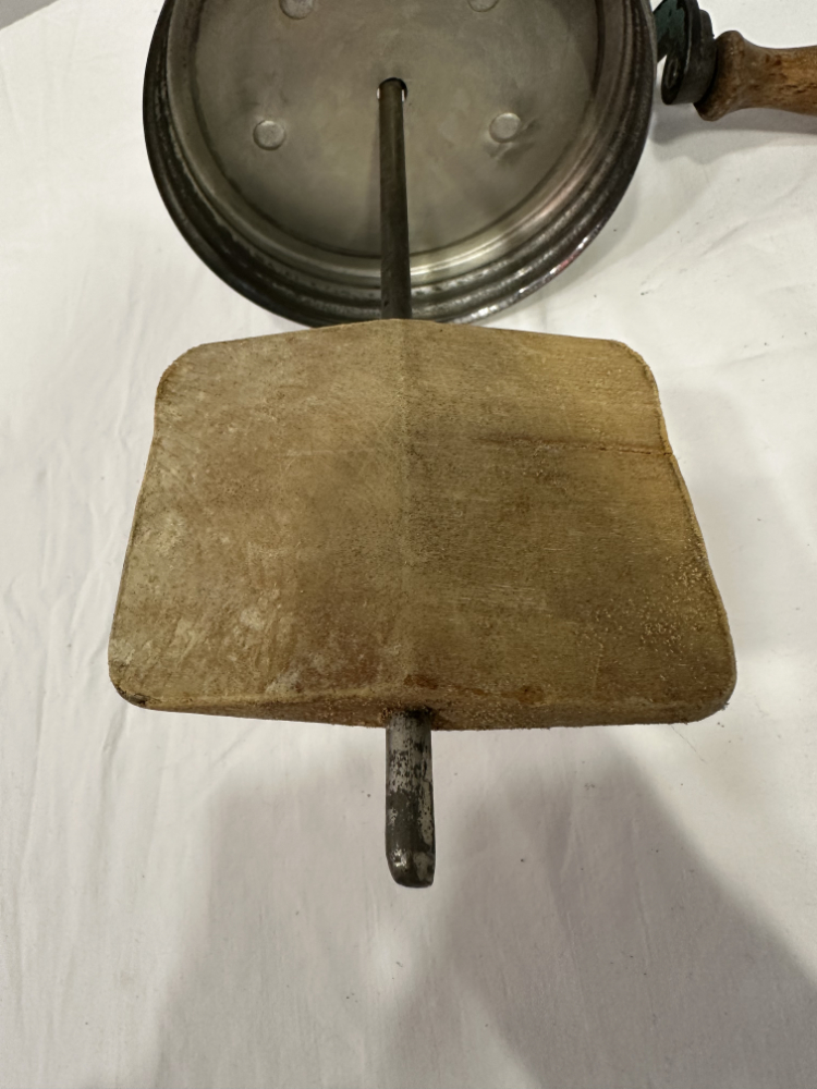 Antike Hand-Buttermaschine aus Gusseisen mit Holzkurbel, ohne Behälter, ca. frühes 20. Jahrhundert – Bild 7