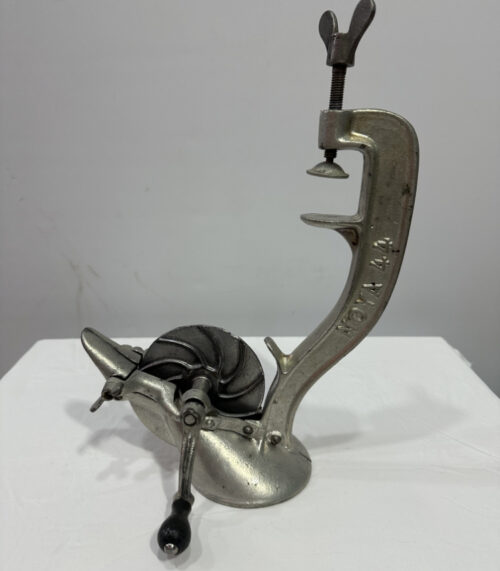 Vintage Kirschentkerner NOYA 44 aus Gusseisen mit Holzgriff ca. 1940er Jahre