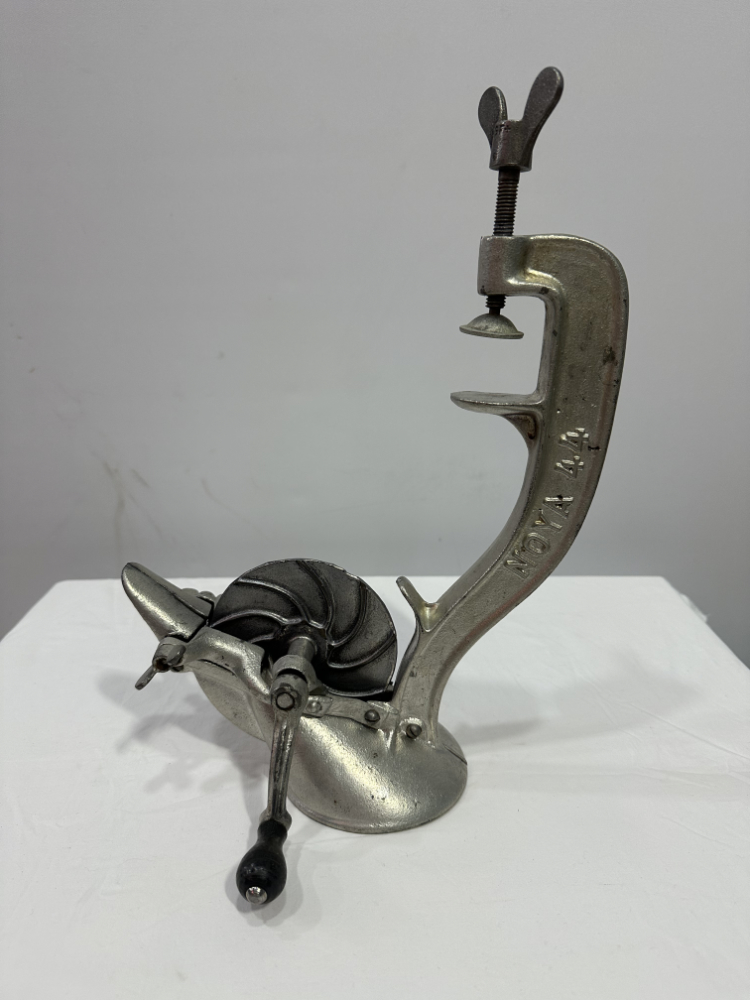 Vintage Kirschentkerner NOYA 44 aus Gusseisen mit Holzgriff ca. 1940er Jahre