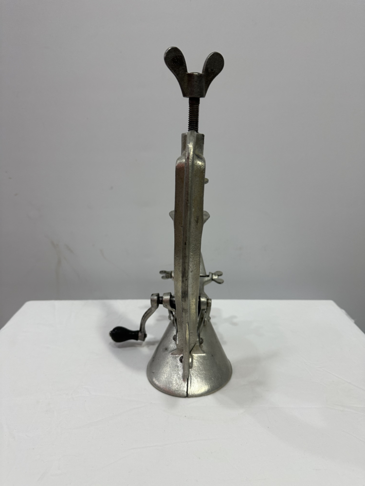 Vintage Kirschentkerner NOYA 44 aus Gusseisen mit Holzgriff ca. 1940er Jahre – Bild 3