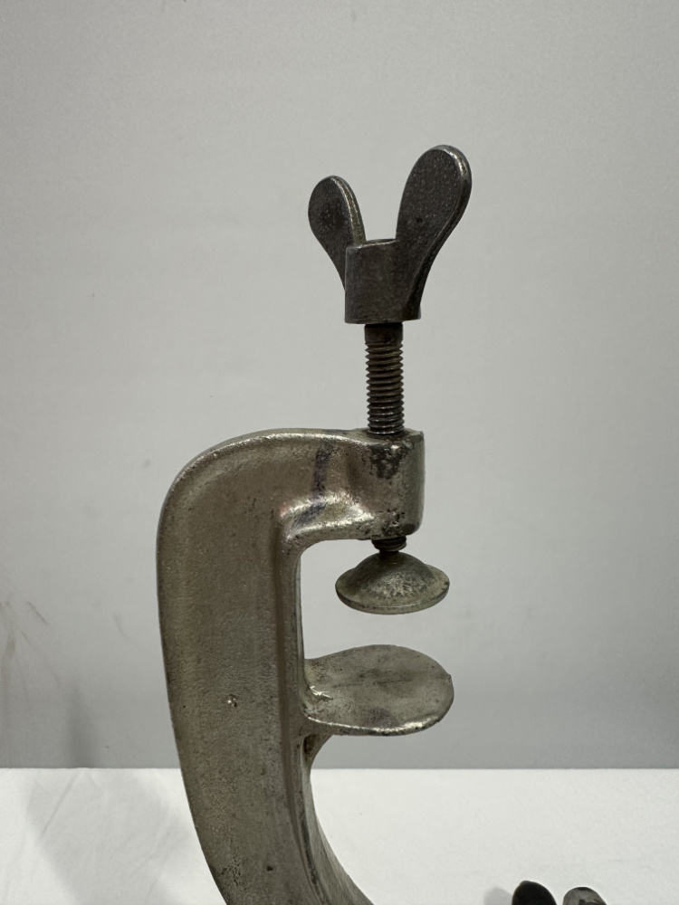 Vintage Kirschentkerner NOYA 44 aus Gusseisen mit Holzgriff ca. 1940er Jahre – Bild 4