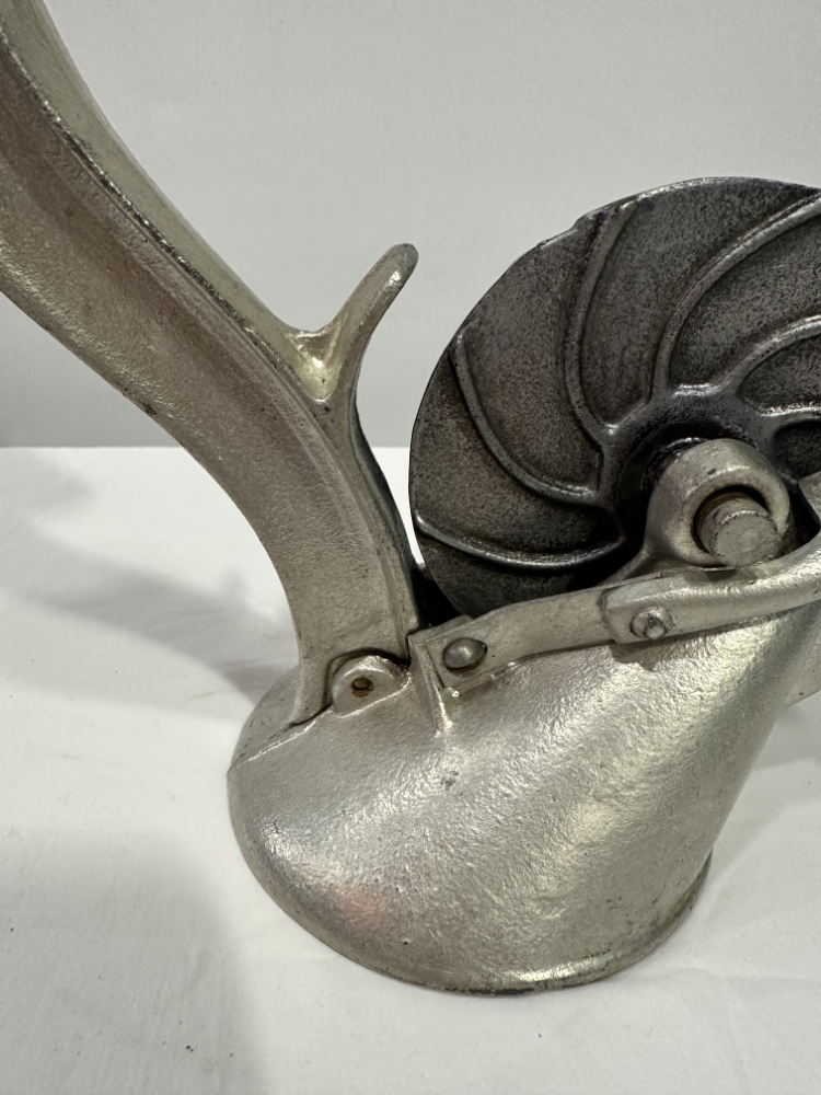 Vintage Kirschentkerner NOYA 44 aus Gusseisen mit Holzgriff ca. 1940er Jahre – Bild 5