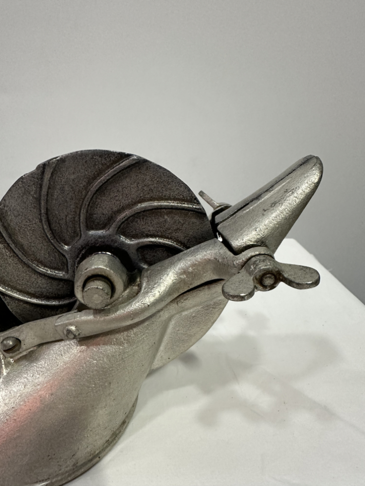 Vintage Kirschentkerner NOYA 44 aus Gusseisen mit Holzgriff ca. 1940er Jahre – Bild 6