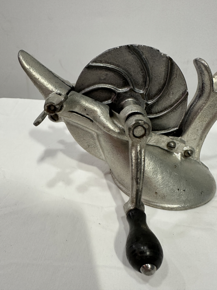 Vintage Kirschentkerner NOYA 44 aus Gusseisen mit Holzgriff ca. 1940er Jahre – Bild 7