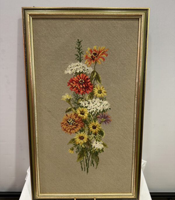 Vintage handgesticktes Blumenbild aus den 1970er Jahren im Goldrahmen