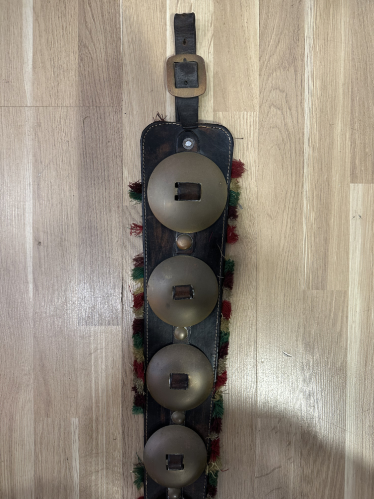 Vintage Schweizer Staatsriemen mit bunten Wollquasten und Messingbeschlägen, ca. 1960er Jahre – Bild 2