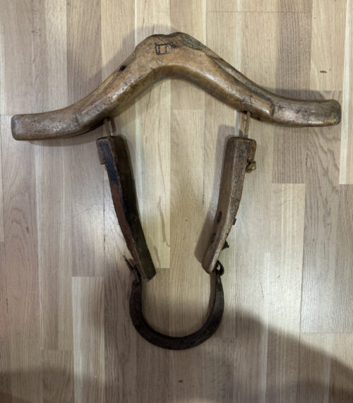 Antikes hölzernes Kuhjoch mit Eisenbeschlag, ca. frühes 20. Jahrhundert