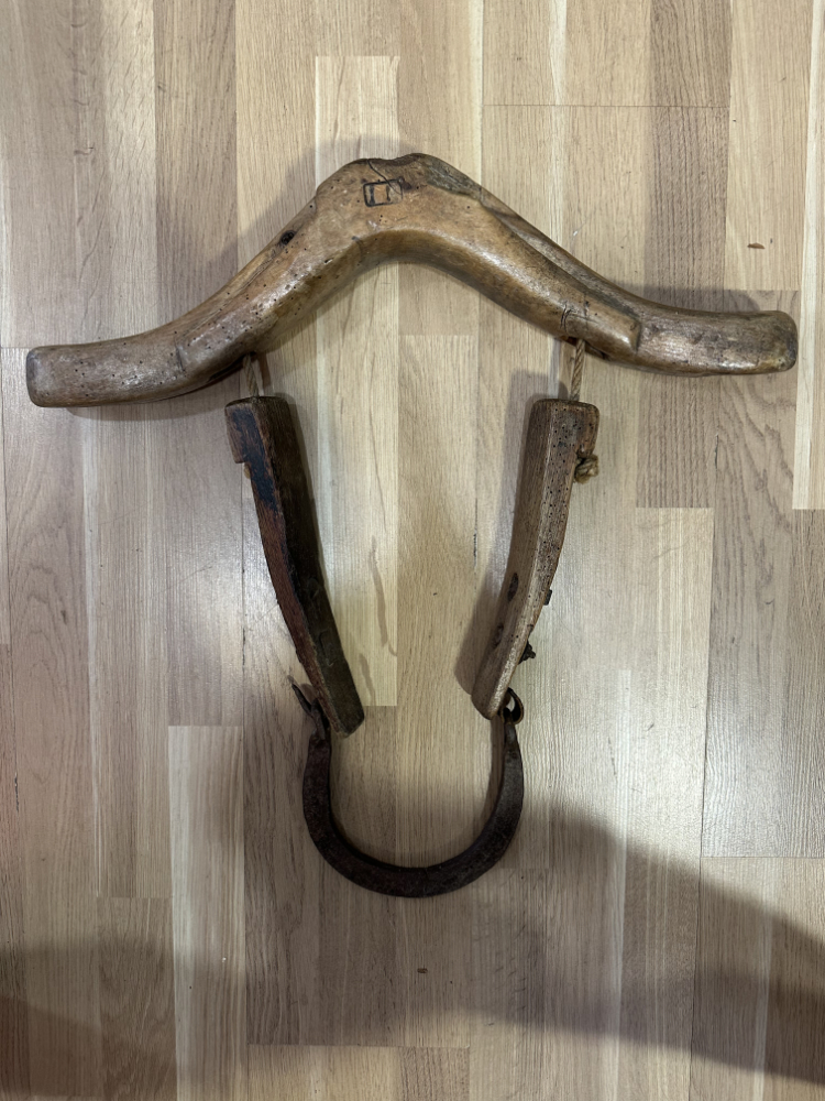 Antikes hölzernes Kuhjoch mit Eisenbeschlag, ca. frühes 20. Jahrhundert