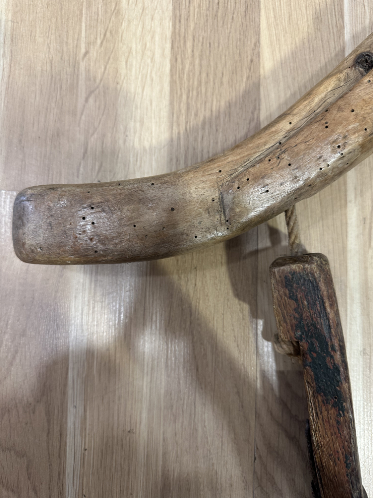 Antikes hölzernes Kuhjoch mit Eisenbeschlag, ca. frühes 20. Jahrhundert – Bild 2
