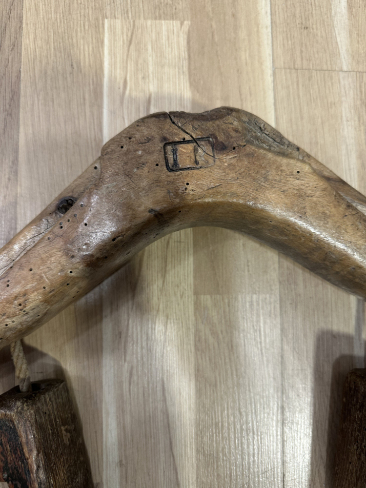 Antikes hölzernes Kuhjoch mit Eisenbeschlag, ca. frühes 20. Jahrhundert – Bild 3