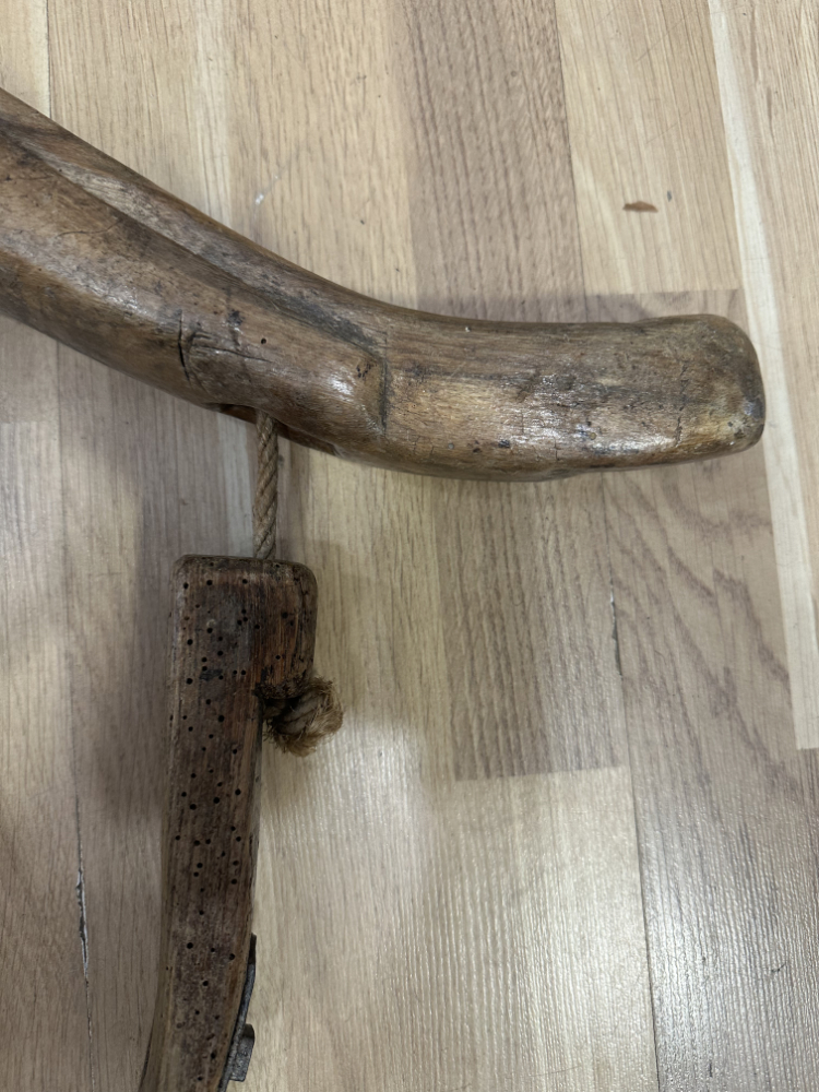 Antikes hölzernes Kuhjoch mit Eisenbeschlag, ca. frühes 20. Jahrhundert – Bild 4