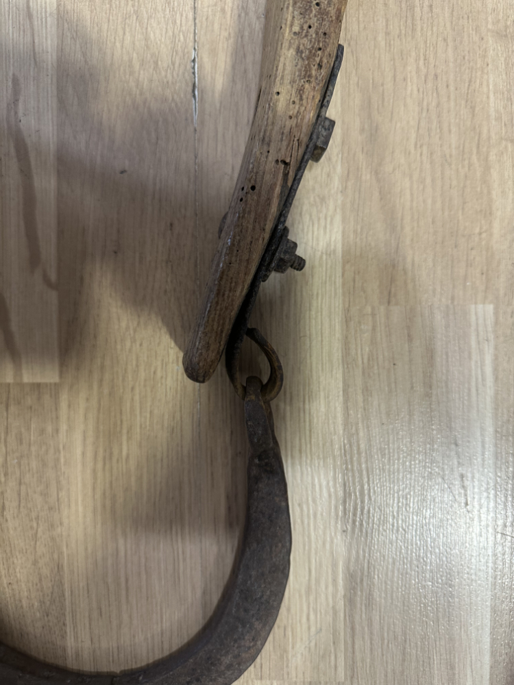 Antikes hölzernes Kuhjoch mit Eisenbeschlag, ca. frühes 20. Jahrhundert – Bild 5