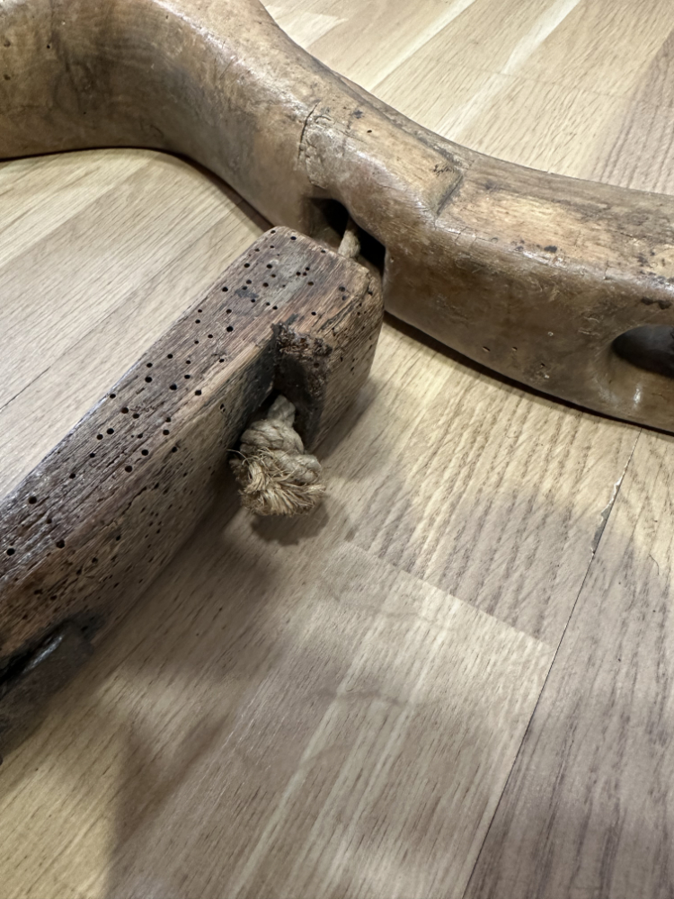 Antikes hölzernes Kuhjoch mit Eisenbeschlag, ca. frühes 20. Jahrhundert – Bild 9