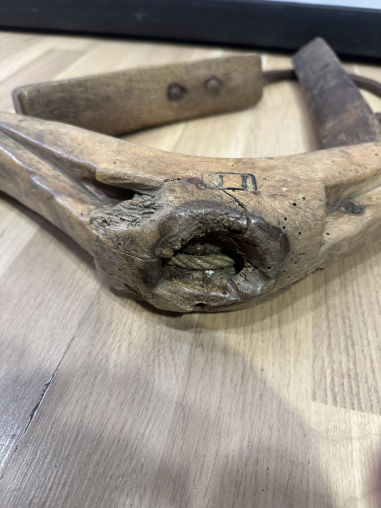 Antikes hölzernes Kuhjoch mit Eisenbeschlag, ca. frühes 20. Jahrhundert – Bild 10