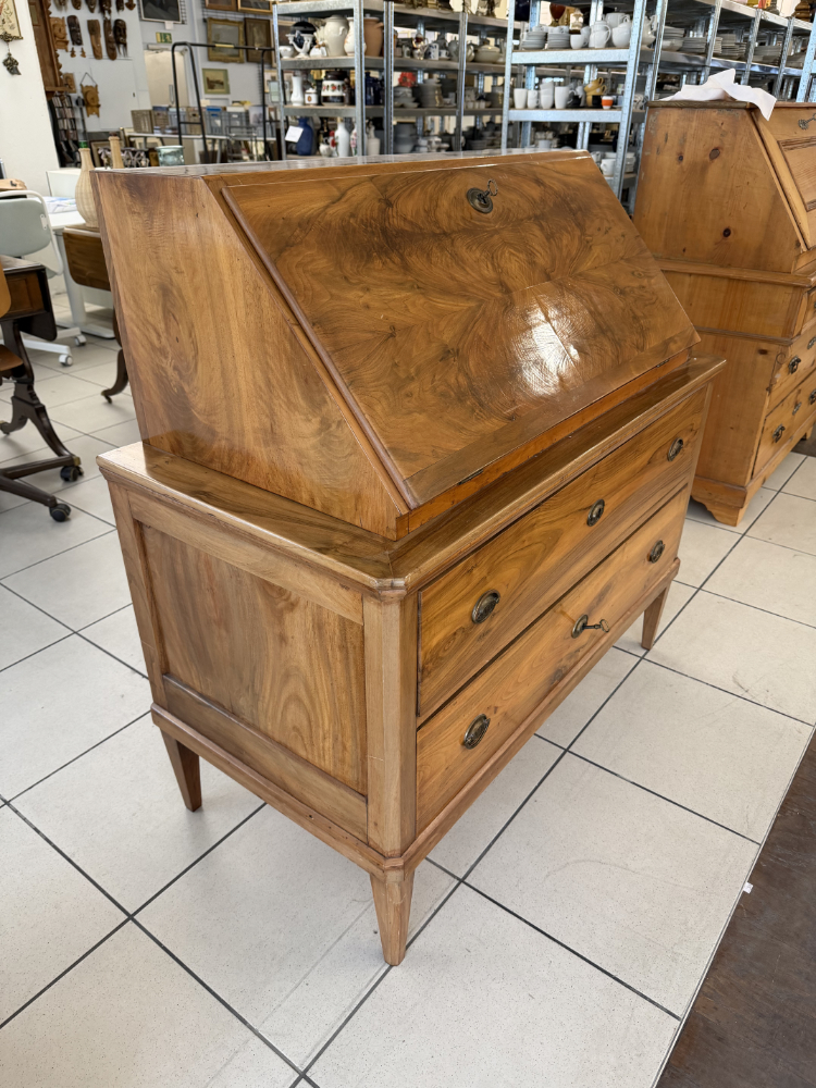 Antiker Biedermeier Sekretär aus Nussbaum mit Schreibklappe (ca. 1830–1850) – Bild 2