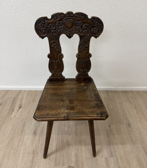 Antiker Bauernstuhl / Stabellenstuhl im Barockstil aus Massivholz mit Schnitzerei, ca. 19. Jh.