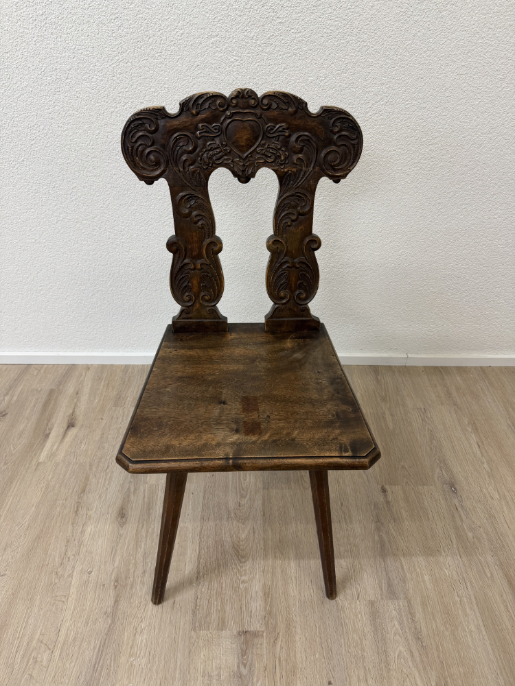 Antiker Bauernstuhl / Stabellenstuhl im Barockstil aus Massivholz mit Schnitzerei, ca. 19. Jh.