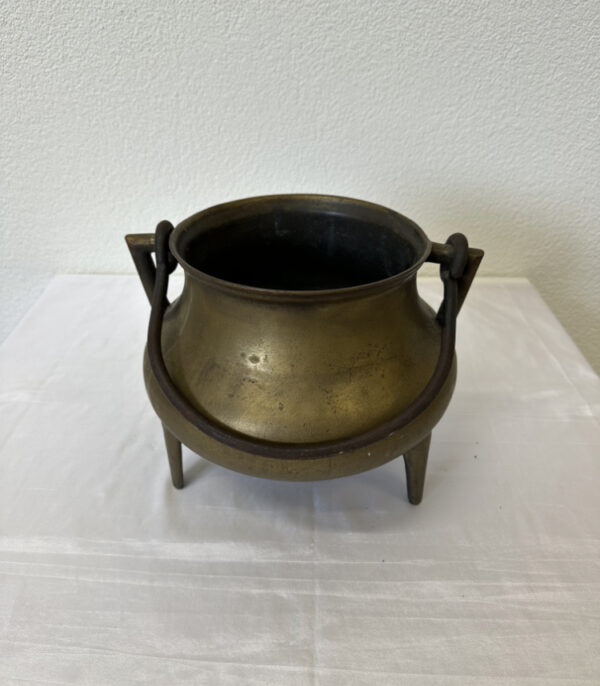 Antiker Dreibein-Kessel aus Messing mit Eisenhenkeln (19. Jahrhundert)