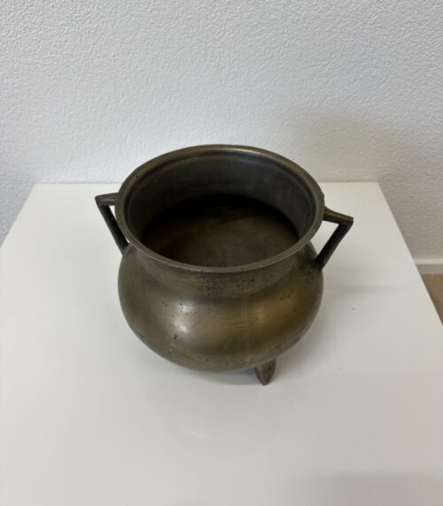 Antiker Dreibeintopf aus Metall mit seitlichen Griffen