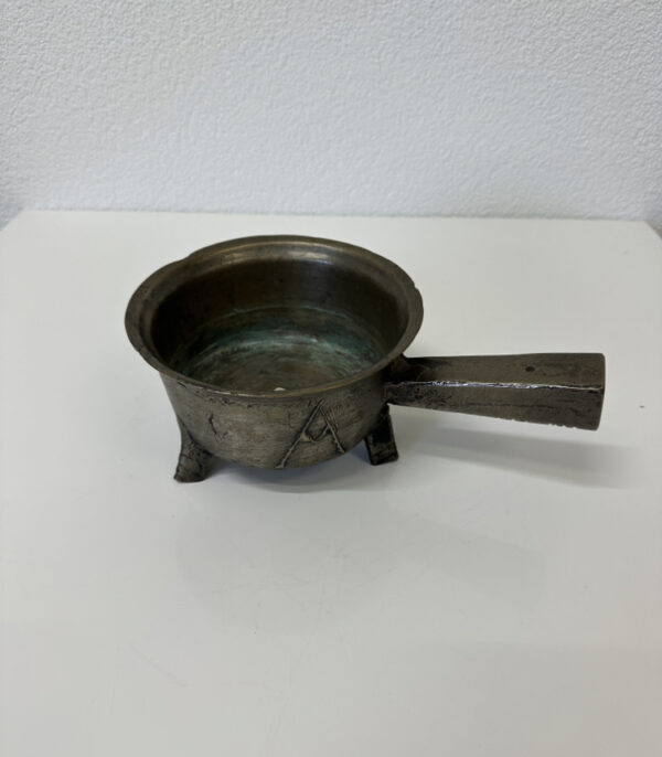 Antiker Dreibeintopf aus Metall mit Stielgriff