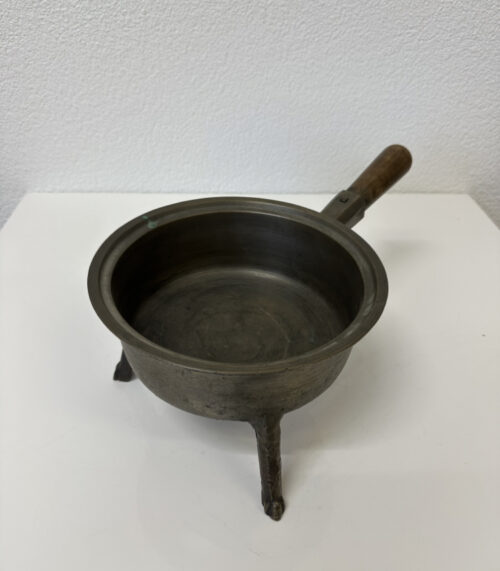 Antike rustikale Dreibeinpfanne aus Gusseisen mit Holzgriff