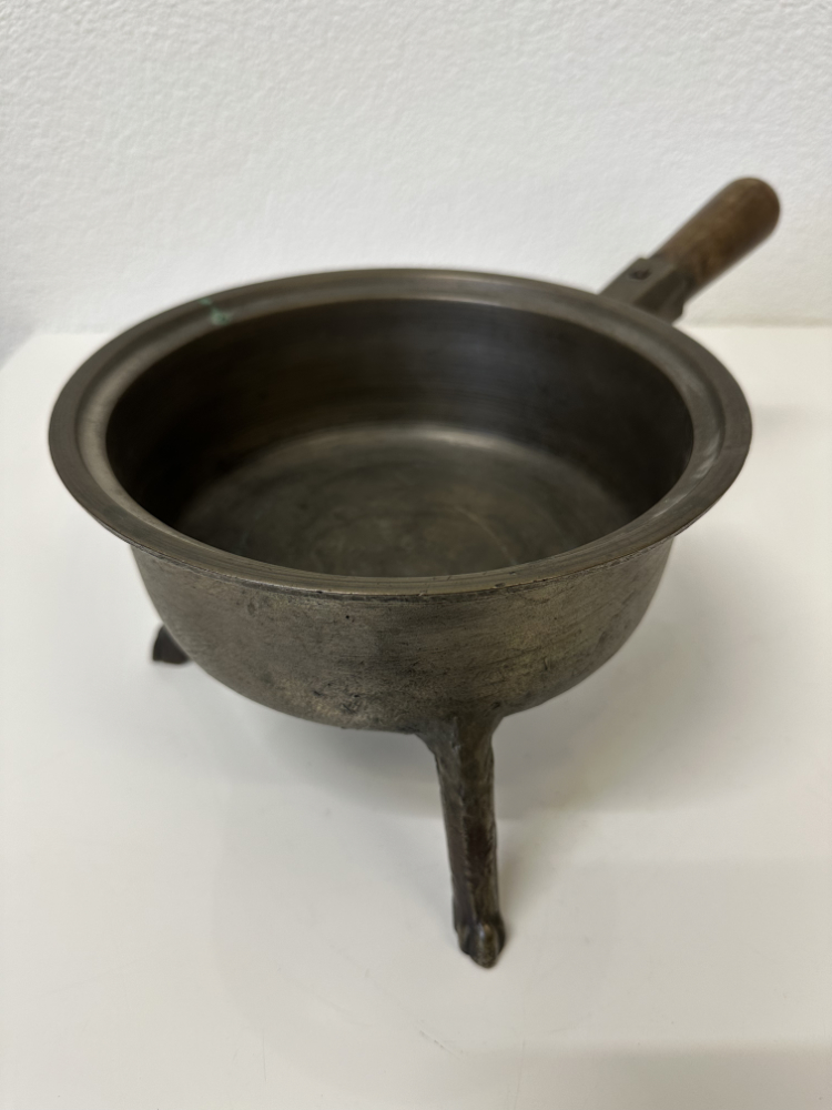Antike rustikale Dreibeinpfanne aus Gusseisen mit Holzgriff – Bild 3