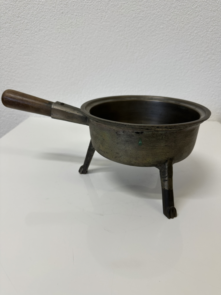 Antike rustikale Dreibeinpfanne aus Gusseisen mit Holzgriff – Bild 4