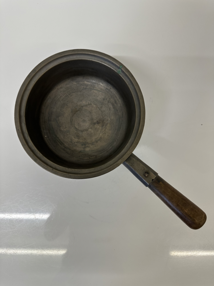 Antike rustikale Dreibeinpfanne aus Gusseisen mit Holzgriff – Bild 7