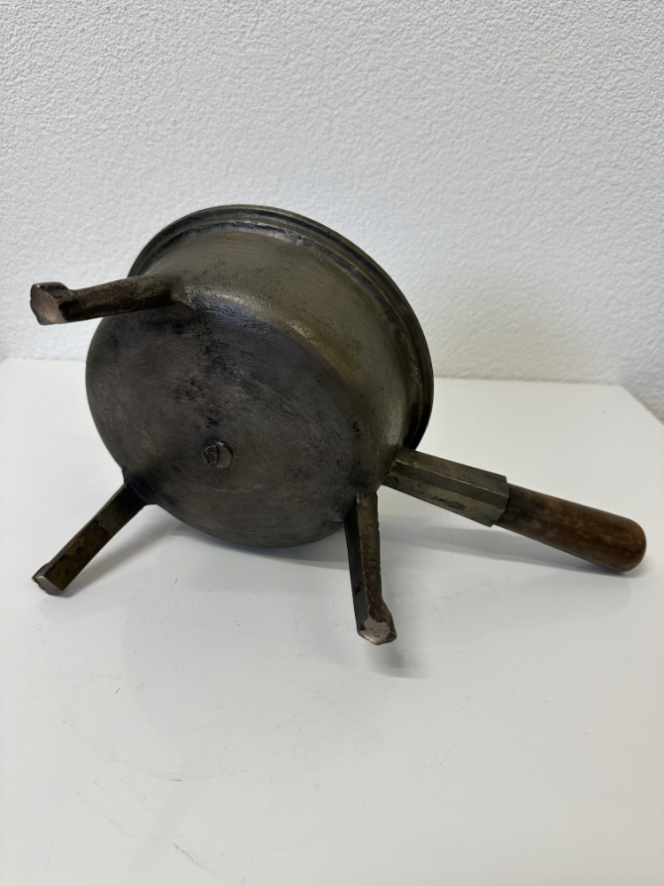 Antike rustikale Dreibeinpfanne aus Gusseisen mit Holzgriff – Bild 8